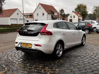 Volvo V40 1.6 T3 Momentum | 16" LMV | Keyless | Camera | Navi | All-in rijklaarprijs Foto