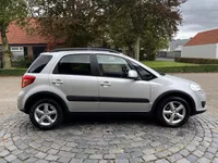 Suzuki SX4 1.6 Comfort | 16" LMV | Trekhaak | ALL-Season | Keyless | Stoelverw. | Dealer onderh. | All-in rijklaarprijs Foto